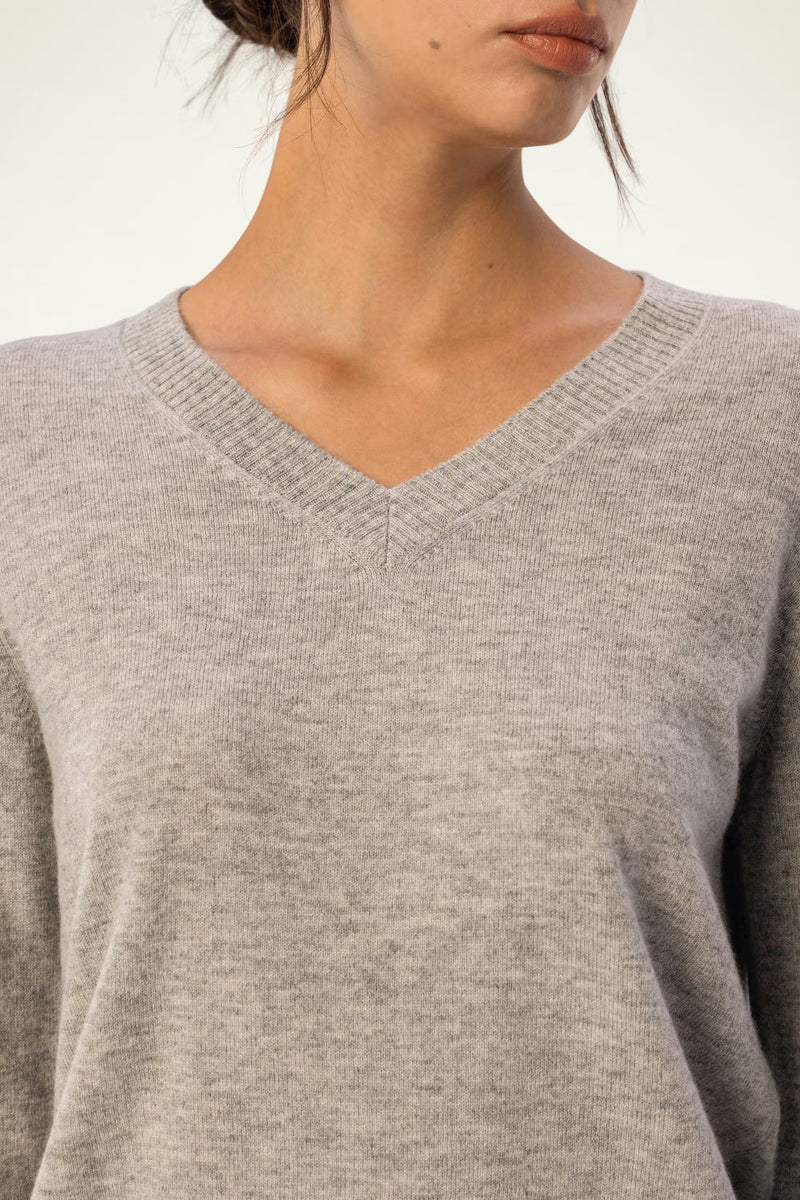 Machine-Washable Wool-Cashmere V-Neck Sweater - SOLOVA MOVE