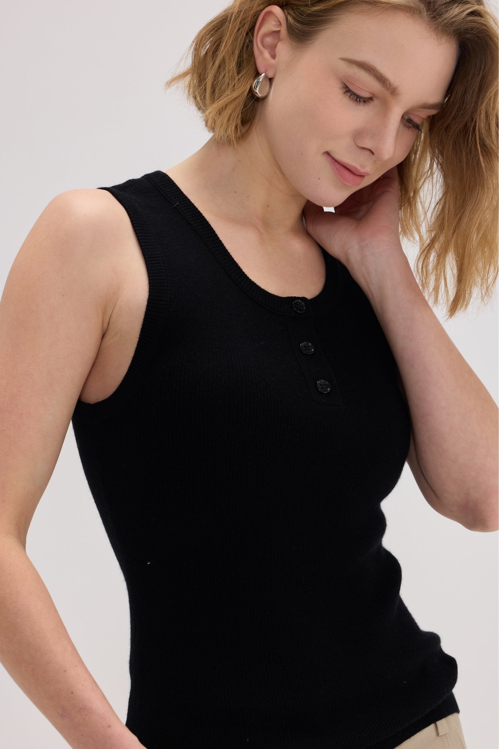 Cashmere Blend Sleeveless Crewneck Knit Top - SOLOVA MOVE