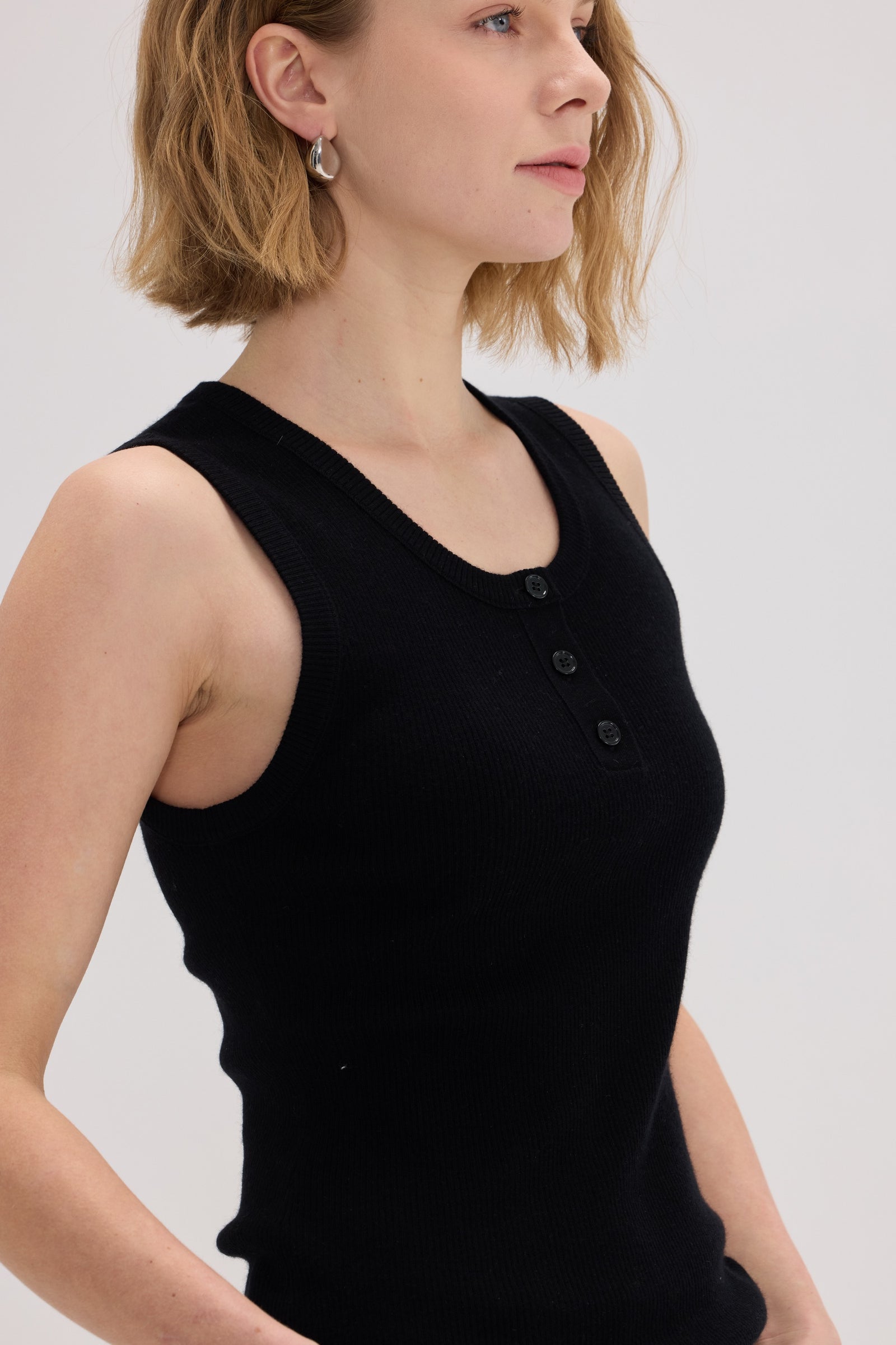 Cashmere Blend Sleeveless Crewneck Knit Top - SOLOVA MOVE