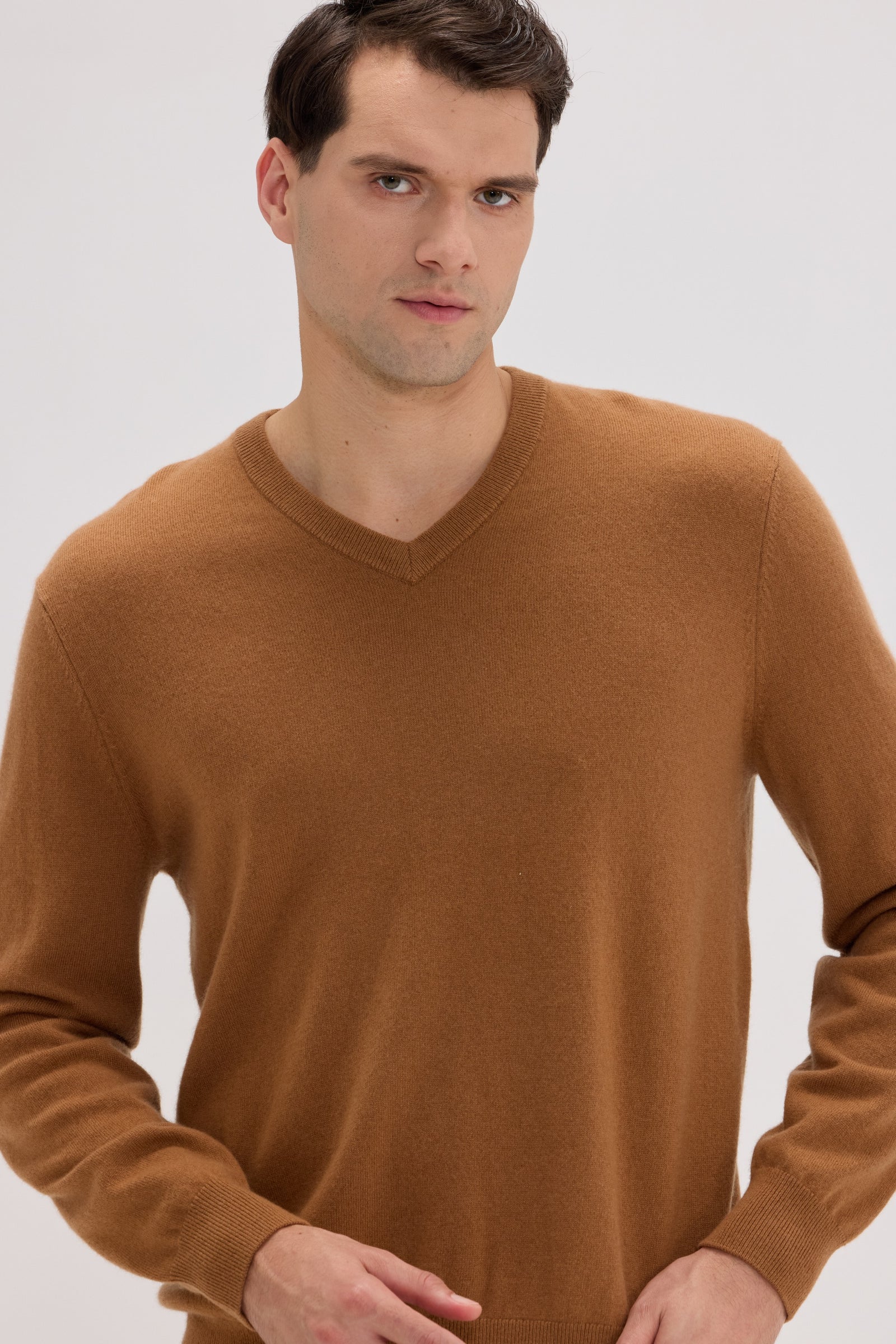 Men's Cashmere V Neck Sweater - SOLOVA MOVE